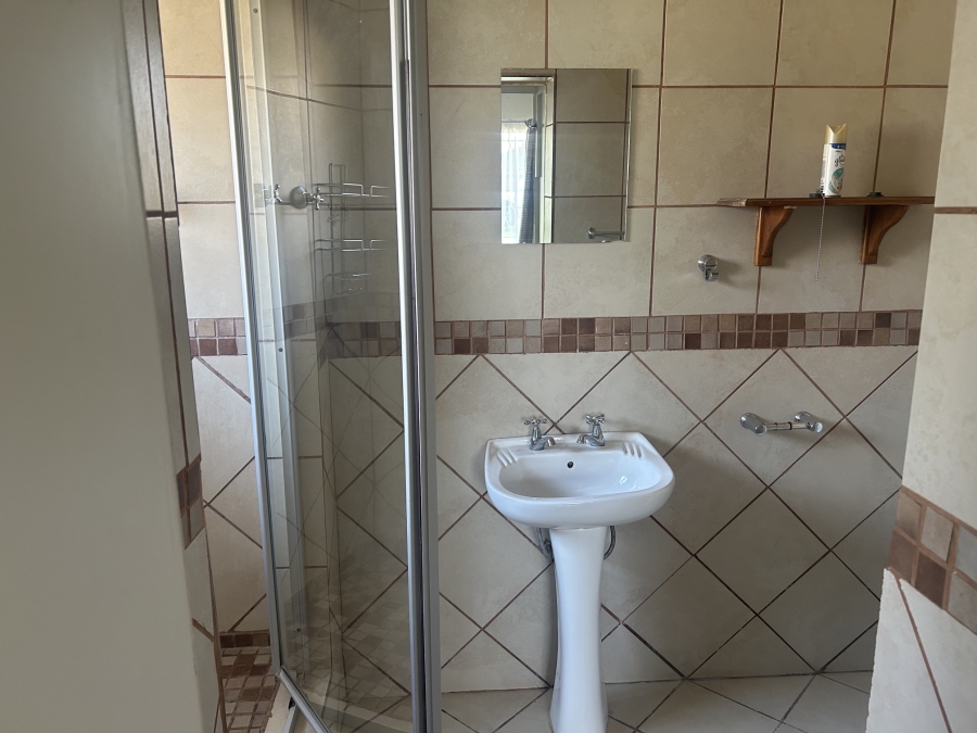 5 Bedroom Property for Sale in Viljoenskroon Free State